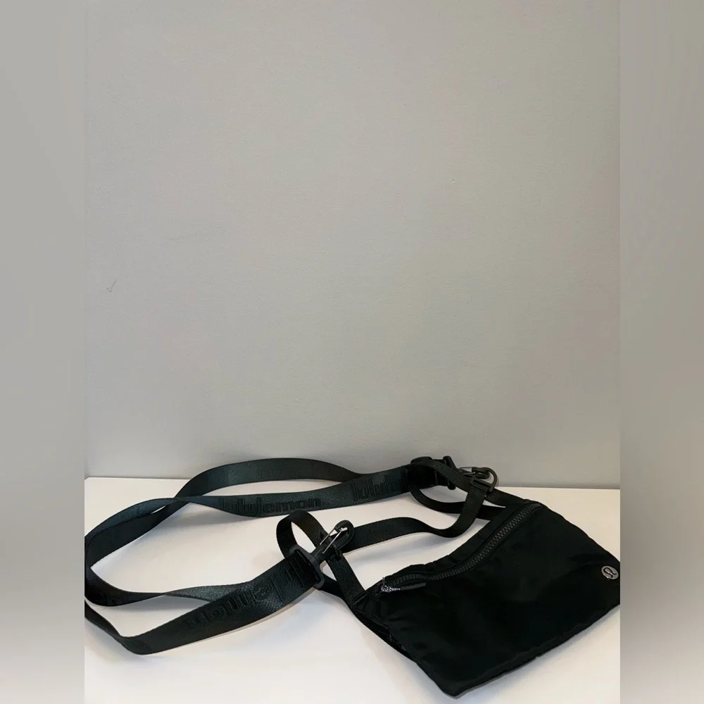 Lululemon Stow & Flow Yoga / Pilates Mat Strap Crossbody Bag in Forest Green - Picture 2 of 6